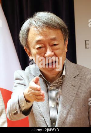 Tokyo, Japon. 17th mai 2022. Akira Ikegami, ancien journaliste de la NHK, assiste à une fête pour célébrer la publication de la version japonaise de l'autobiographie d'Erno Rubik à l'ambassade de Hongrie au Japon à Tokyo, le mardi 17 mai 2022. L'architecte hongrois Erno Rubik a développé un puzzle mécanique cubique 'Rubik's Cube' en 1974. Credit: Yoshio Tsunoda/AFLO/Alay Live News Banque D'Images