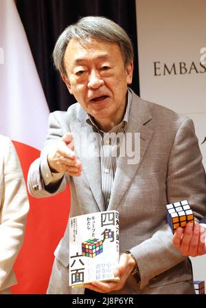 Tokyo, Japon. 17th mai 2022. Akira Ikegami, ancien journaliste de la NHK, assiste à une fête pour célébrer la publication de la version japonaise de l'autobiographie d'Erno Rubik à l'ambassade de Hongrie au Japon à Tokyo, le mardi 17 mai 2022. L'architecte hongrois Erno Rubik a développé un puzzle mécanique cubique 'Rubik's Cube' en 1974. Credit: Yoshio Tsunoda/AFLO/Alay Live News Banque D'Images