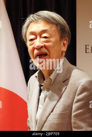 Tokyo, Japon. 17th mai 2022. Akira Ikegami, ancien journaliste de la NHK, assiste à une fête pour célébrer la publication de la version japonaise de l'autobiographie d'Erno Rubik à l'ambassade de Hongrie au Japon à Tokyo, le mardi 17 mai 2022. L'architecte hongrois Erno Rubik a développé un puzzle mécanique cubique 'Rubik's Cube' en 1974. Credit: Yoshio Tsunoda/AFLO/Alay Live News Banque D'Images