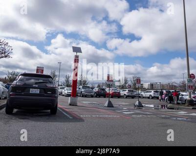 Lynnwood, WA, États-Unis - vers mars 2022 : vue inclinée du stationnement pour les commandes en ligne dans un magasin de détail et d'épicerie de Target Banque D'Images