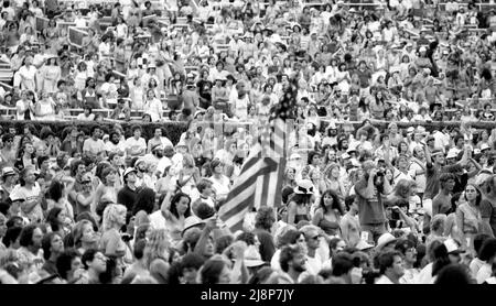 Jeunes fans assistant au concert No Nukes avec Bruce Springsteen au Hollywood Bowl, 1981 Banque D'Images