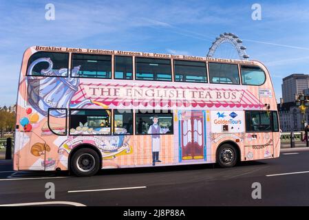 The English Tea bus, London tour bus sur Westminster Bridge Road, Londres, Royaume-Uni avec London Eye. Circuit en bus touristique Golden Tours avec thé de l'après-midi Banque D'Images