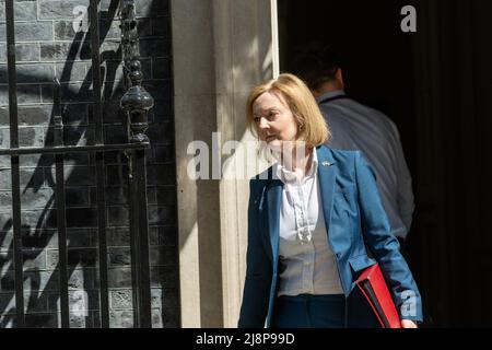 ROYAUME-UNI. 17th mai 2022. Liz Truss, secrétaire aux Affaires étrangères, quitte une réunion du cabinet au 10 Downing Street Londres. Les ministres du gouvernement du Royaume-Uni quittent la réunion hebdomadaire du cabinet au 10 Downing Street Londres. Crédit : SOPA Images Limited/Alamy Live News Banque D'Images