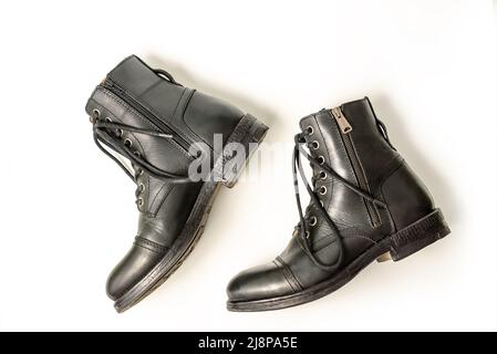 Bottes hautes en cuir noir pour homme. Isolé sur un fond blanc. Banque D'Images