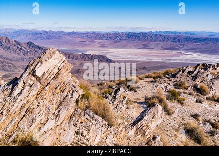 Vue panoramique sur le bassin de Badwater depuis Aguereberry point dans le parc national de la Vallée de la mort, Californie Banque D'Images