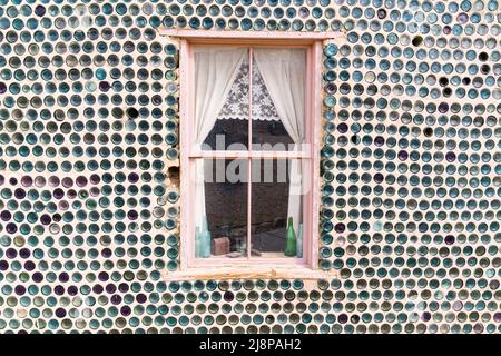 Rhyolite, NV, - 4 mars 2022 : fenêtre sur une maison unique construite de bouteilles par Tom Kelly en 1906 dans la ville minière de Rhyolite, Nevada Banque D'Images