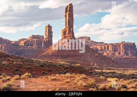 Coucher de soleil au milieu des magnifiques formations de grès de Valley of the Gods, Utah Banque D'Images