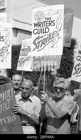 Des scénaristes hollywoodiens, dont le co-écrivain de Casablanca Julius Epstein (avant gauche), tenant des panneaux de piquetage, rejoignent la grève de la Writers Guild devant les studios Fox du 20th siècle en 1981. Banque D'Images