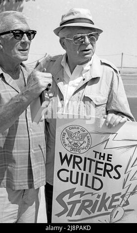 Le réalisateur et scénariste Billy Wilder (à droite) et Richard Brooks se joignent à la ligne de piquetage pour la grève de la Writers Guild à Hollywood, CA, 1981 Banque D'Images