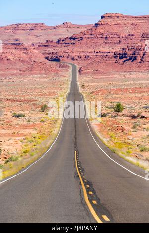 Longue route panoramique dans le désert au sud-ouest de l'Utah Banque D'Images
