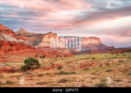 Coucher de soleil le long des falaises dans le parc national de Capitol Reef, Utah Banque D'Images