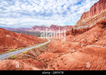 Magnifiques falaises et buttes le long de la route panoramique dans le parc national Capitol Reef, Utah Banque D'Images