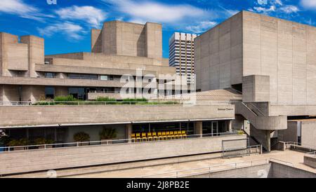 Le Royal National Theatre (NT), fondé par Laurence Olivier en 1963, conçu par Denys Lasdun, sur la rive sud de la Tamise à Londres Banque D'Images