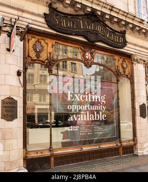 Fenêtre de l'ancien magasin Savoy Taylors Guild dans le Strand, Londres, montrant une affiche à vendre Banque D'Images