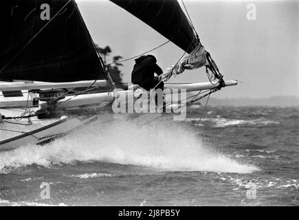 AJAXNETPHOTO. 16TH SEPTEMBRE 1977. SOLENT, ANGLETERRE. - OLD GAFFERS COURSE - SKIPPER DU YACHT VENUS, PAUL ERLING JOHNSON, SUR LE BOWSCRIT DE SON YACHT EN RAVIVANT LA VOILE PAR TEMPS VIOLENT. PLUS TARD, YACHT A ÉTÉ PERDU AU LARGE DE LA CÔTE NORD DE L'AUSTRALIE.PHOTO:JONATHAN EASTLAND/AJAX REF:771609 1 Banque D'Images