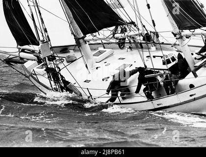 AJAXNETPHOTO. 16TH SEPTEMBRE 1977. SOLENT, ANGLETERRE. - ANCIENNE COURSE GAFFERS - LE YACHT VENUS CONÇU ET CONSTRUIT PAR PAUL ERLING JOHNSON, PAR TEMPS VIOLENT PENDANT LA COURSE ANNUELLE SOLENT CLASSIQUE POUR LES YACHTS GAFF TRUGGED. PLUS TARD, LE YACHT A ÉTÉ PERDU AU LARGE DE LA CÔTE NORD DE L'AUSTRALIE.PHOTO:JONATHAN EASTLAND/AJAX REF:771609 56 2 Banque D'Images