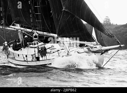 AJAXNETPHOTO. 16TH SEPTEMBRE 1977. SOLENT, ANGLETERRE. - ANCIENNE COURSE GAFFERS - LE YACHT VENUS CONÇU ET CONSTRUIT PAR PAUL ERLING JOHNSON, PAR TEMPS VIOLENT PENDANT LA COURSE ANNUELLE SOLENT CLASSIQUE POUR LES YACHTS GAFF TRUGGED. PLUS TARD, YACHT A ÉTÉ PERDU AU LARGE DE LA CÔTE NORD DE L'AUSTRALIE.PHOTO:JONATHAN EASTLAND/AJAX REF:771609 56 Banque D'Images