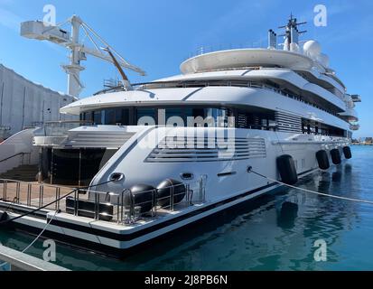 AJAXNETPHOTO. 13TH MAI 2022. MARINA DI CARRARA, ITALIE. - SUPERYACHT ARABIAN NIGHTS - SCHEHERAZADE, L'UN DES PLUS GRANDS SUPERYACHTS DE LUXE AU MONDE CONSTRUIT PAR LURSSEN D'ALLEMAGNE POUR UN COÛT D'ENVIRON $700MILLION. LE NAVIRE MESURE 459FT (138M) DE LONG, POSSÈDE SIX PONTS, DEUX HÉLIPORTS, 4 INSTALLATIONS RADAR ET EST DÉCORÉ D'OBJETS PLAQUÉS OR ET DE MARBRE. LE NAVIRE PORTE LE DRAPEAU DES ÎLES CAÏMANS, MAIS LA PROPRIÉTÉ EST ACTUELLEMENT INCONNUE. NAVIRE SAISI PAR LES AUTORITÉS ITALIENNES AU DÉBUT MAI.PHOTO:AJAX NEWS PHOTOS REF:DTF221305 2887 Banque D'Images