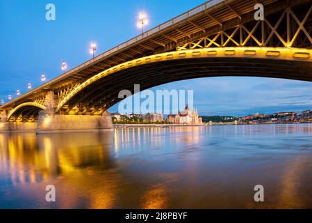 Pont Margaret à Budapest la nuit Banque D'Images