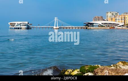 Jetée de suspension de l'hôtel et complexe de restaurants sur la mer Adriatique à Durres Banque D'Images