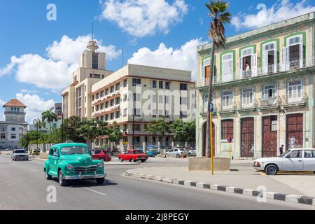 Voiture américaine classique dans la rue, la Vieille Havane, la Havane, la Havane, République de Cuba Banque D'Images