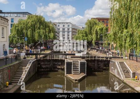 Hamstead Road Lock, une double écluse située à Camden, Londres, Royaume-Uni. Une destination populaire pour les touristes et les touristes. Banque D'Images