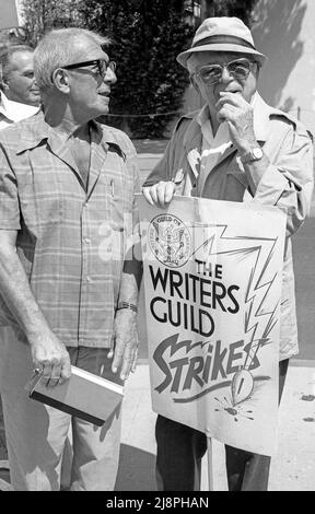 Les scénaristes d'Hollywood Billy Wilder (à droite) et Richard Brooks (à gauche) rejoignent la ligne de piquetage pour la grève de la Writers Guild, Hollywood, CA, 1981 Banque D'Images