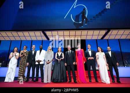 Membres du jury Joachim Trèves, Rebecca Hall, Jeff Nichols, Jasmine Trinca, Noomi Rapace, Deepika Padukone et Ladj Ly assistent à la cérémonie d'ouverture du festival annuel du film de Cannes 75th au Palais des Festivals, le 17 mai 2022 à Cannes, France. Photo de David Niviere/ABACAPRESS.COM Banque D'Images