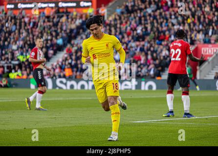 Southampton. 18th mai 2022. Le Takumi Minamino de Liverpool célèbre son but égalisateur lors du match de la Premier League anglaise entre Southampton et Liverpool à Southampton, en Grande-Bretagne, le 17 mai 2022. Credit: Xinhua/Alay Live News Banque D'Images