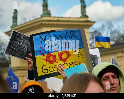 L'homme soulève la bannière arrêter la guerre en Ukraine debout sur fond bleu-jaune studio. Manifestation avec bannière pas de guerre en Ukraine. Pas de guerre, arrêter la guerre, RU Banque D'Images