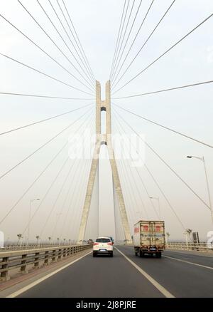 Conduite sur le troisième pont Nanjing Yangtze River dans la province de Jiangsu, en Chine. Banque D'Images