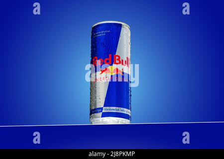 Tallinn, Estonie Mai, 2022: Boîte aluminium de Red Bull Energy Drink Modern Background.Red Bull est la boisson énergétique la plus populaire Banque D'Images