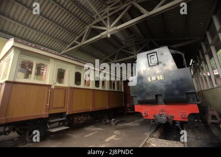 Vue arrière d'une locomotive à vapeur et d'un compartiment de train au musée du train à Sawahlunto, une ancienne ville minière du charbon établie par les colonialistes néerlandais à la fin du 19th siècle à Sumatra Ouest, en Indonésie. Banque D'Images