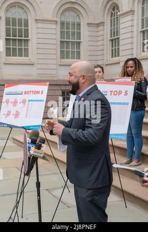 16 mai 2022, New York Ciy, New York, États-Unis : Membre du Conseil de New York et président du Comité du logement et des bâtiments Pierina Sanchez et membre du Conseil de New York et président de l'utilisation des terres Rafael Salamanca ont été rejoints par les défenseurs du logement de la New York Housing Conference (NYHC) pour appeler l'administration et le conseil municipal du maire Adams à soutenir le logement abordable dans chaque quartier. Ils discuteront également de la publication d'un nouveau rapport et tracker de la NYHC, qui dresse la carte de la production de logements abordables district par district sous l'administration de Blasio et a constaté que la production de logements abordables W Banque D'Images