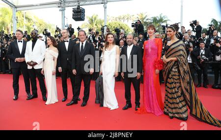 Cannes, France. 17th mai 2022. Les membres du jury arrivent avant la cérémonie d'ouverture de l'édition 75th du Festival de Cannes, dans le sud de la France, le 17 mai 2022. L'édition 75th du Festival de Cannes a débuté ici mardi. Credit: Gao Jing/Xinhua/Alamy Live News Banque D'Images