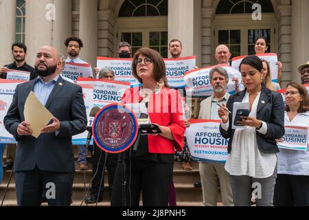 16 mai 2022, New York Ciy, New York, États-Unis : Membre du Conseil de New York et président du Comité du logement et des bâtiments Pierina Sanchez et membre du Conseil de New York et président de l'utilisation des terres Rafael Salamanca ont été rejoints par les défenseurs du logement de la New York Housing Conference (NYHC) pour appeler l'administration et le conseil municipal du maire Adams à soutenir le logement abordable dans chaque quartier. Ils discuteront également de la publication d'un nouveau rapport et tracker de la NYHC, qui dresse la carte de la production de logements abordables district par district sous l'administration de Blasio et a constaté que la production de logements abordables W Banque D'Images