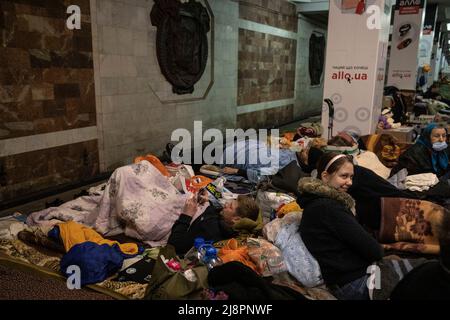 Kharkiv, Ukraine. 30th avril 2022. Les gens vus se reposer dans la station de métro à Kharkiv. Les citoyens de Kharkiv ont été contraints d’adopter une nouvelle vie sous terre dans les stations de métro, alors que la deuxième plus grande ville d’Ukraine est aujourd’hui confrontée à une menace constante de bombardements et de frappes aériennes russes au quotidien. (Photo par Alex Chan TSZ Yuk/SOPA Images/Sipa USA) crédit: SIPA USA/Alay Live News Banque D'Images