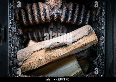 La chaudière à combustible solide pour le chauffage sur le bois est complètement remplie de bois et est prête à allumer un feu Banque D'Images