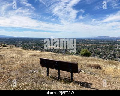 Banc avec vue panoramique sur le quartier résidentiel de Silicon Valley depuis Bernal Hill dans le parc du comté de Santa Teresa. Banque D'Images