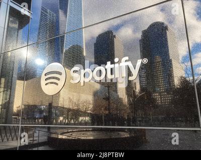 Spotify s'affiche au siège social de Manhattan. Spotify est un fournisseur suédois de services de diffusion audio et multimédia. - New York, Etats-Unis - 2022 Banque D'Images