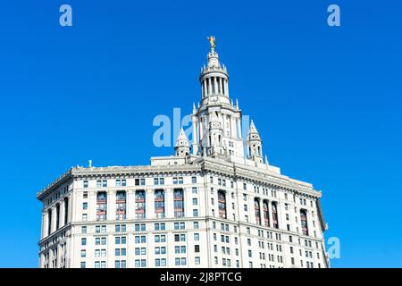 Vue arrière de l'édifice municipal David N. Dinkins Manhattan depuis le pont de Brooklyn. Ciel bleu. - New York, Etats-Unis - 2022 Banque D'Images