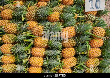 Tas d'ananas mûr sur le marché Banque D'Images