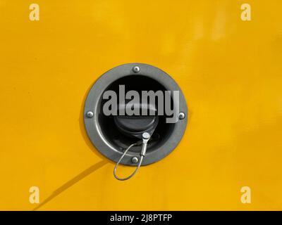 Bouchon à essence fermé avec attache métallique Banque D'Images