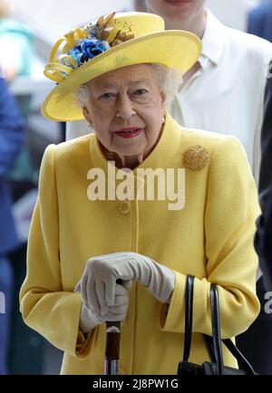 (220518) -- LONDRES, le 18 mai 2022 (Xinhua) -- la reine Elizabeth II de Grande-Bretagne assiste à la cérémonie d'ouverture de la ligne Elizabeth à la gare de Paddington à Londres, en Grande-Bretagne, le 17 mai 2022. Elizabeth Line est une nouvelle ligne de chemin de fer qui sera ouverte au public le 24 mai. (Andrew Parsons/No 10 Downing Street/document via Xinhua) Banque D'Images