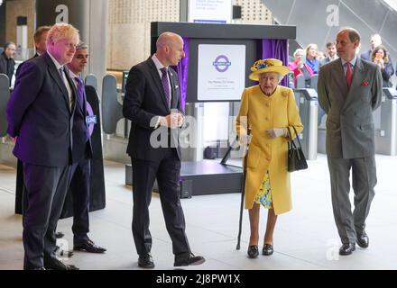 (220518) -- LONDRES, le 18 mai 2022 (Xinhua) -- la reine Elizabeth II (2nd R) de Grande-Bretagne et le Premier ministre britannique Boris Johnson (L, front) assistent à la cérémonie d'ouverture de la ligne Elizabeth à la gare de Paddington, à Londres, en Grande-Bretagne, le 17 mai 2022. Elizabeth Line est une nouvelle ligne de chemin de fer qui sera ouverte au public le 24 mai. (Andrew Parsons/No 10 Downing Street/document via Xinhua) Banque D'Images