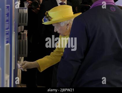 (220518) -- LONDRES, le 18 mai 2022 (Xinhua) -- la reine Elizabeth II de Grande-Bretagne assiste à la cérémonie d'ouverture de la ligne Elizabeth à la gare de Paddington à Londres, en Grande-Bretagne, le 17 mai 2022. Elizabeth Line est une nouvelle ligne de chemin de fer qui sera ouverte au public le 24 mai. (Andrew Parsons/No 10 Downing Street/document via Xinhua) Banque D'Images