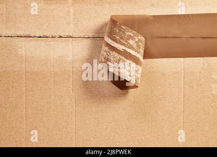 Détail du ruban adhésif marron sur la boîte en carton Banque D'Images