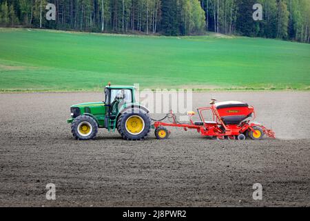 Agriculteur travaillant avec le tracteur John Deere 6820 et le semoir Väderstad Biodrill dans le champ un jour de printemps. Salo, Finlande. 15 mai 2021. Banque D'Images