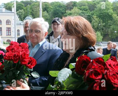 Les gens assistent à la cérémonie de mensonge-dans-l'état de 1st Président de l'Ukraine Leonid Kravchuk (au bureau 1991 - 1994) au Centre national de la Maison ukrainienne, Kiev, Ukraine centrale. Le premier chef d'État et le premier président de la Verkhovna Rada d'Ukraine sont décédé le 10 mai 2022, à l'âge de 88 ans. Leonid Kravchuk a été admis dans une unité de soins intensifs après une chirurgie cardiaque en juillet 2021. Kiev, Ukraine, 17 mai 2022. Photo de Volodymir Tarasov/Ukrinform/ABACAPRESS.COM Banque D'Images