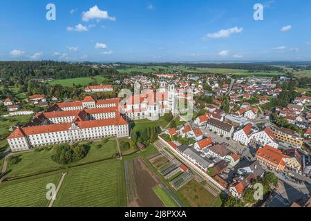 Vue aérienne d'Ottobeuren et de son célèbre monastère en Bavière Banque D'Images